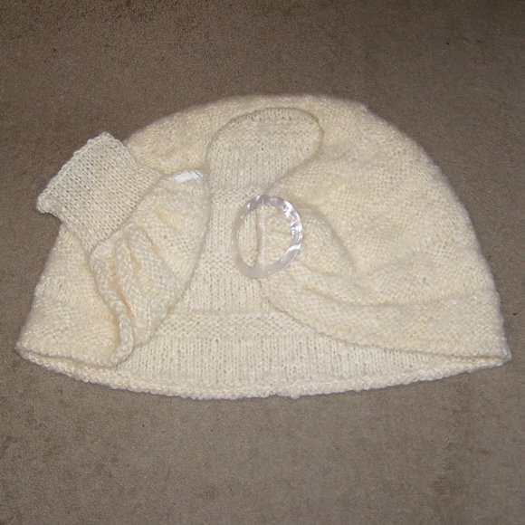 Beautiful Handmade Shawl w/Pearl color Buckle - Picture 4 of 16